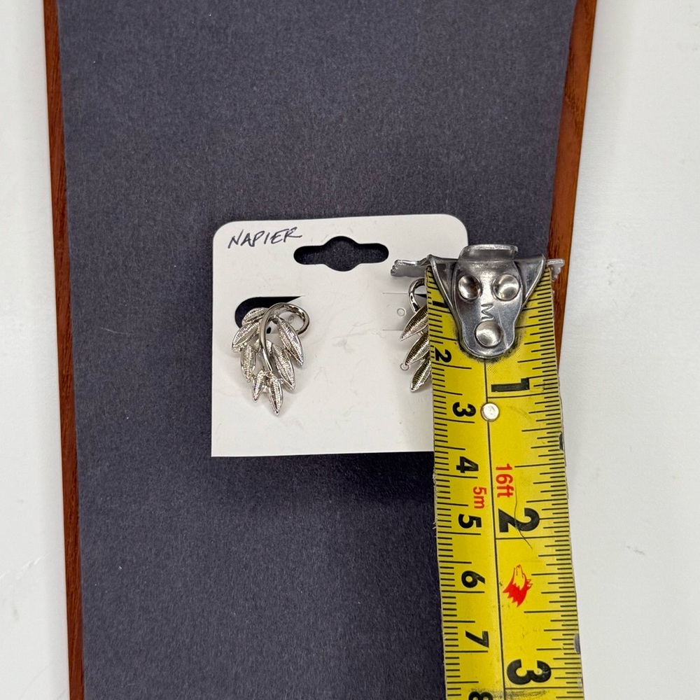 VTG Napier Silver Leaf Earrings Mid-Century Screw Back Clip On Botanical Jewelry - Picture 7 of 7